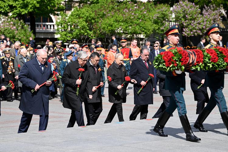 Sidste mandag var Belarus' leder Aleksandr Lukasjenko (yderst t.v.) sammen med flere andre præsidenter med til at lægge blomster ved den ukendte soldats grav i Moskva under russernes fejring af Sejrsdagen. Foto: Sputnik/Ritzau Scanpix
