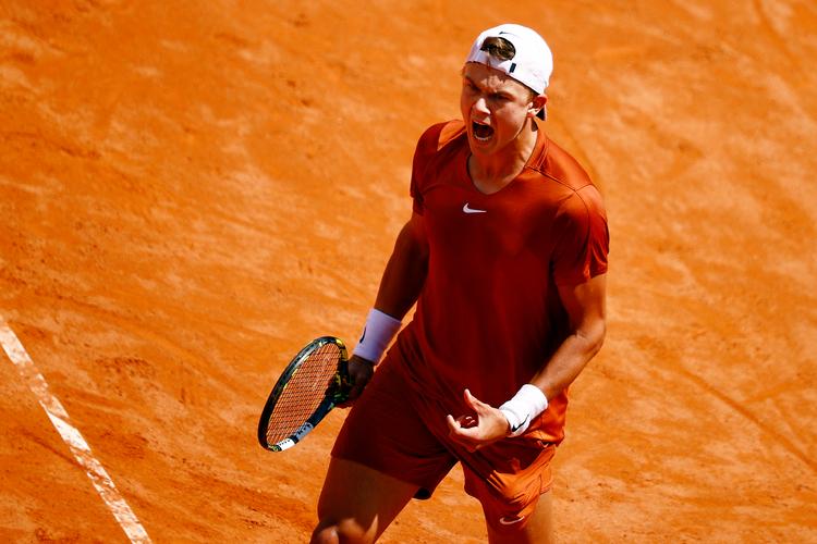 TV2-transmissioner af store sportsbegivenheder som ATP Rom, hvor Holger Rune er nået til 4. runde, bliver ofte delt med ikke-abonnenter, der 'låner' et password. Foto: Guglielmo Mangiapane/Ritzau Scanpix