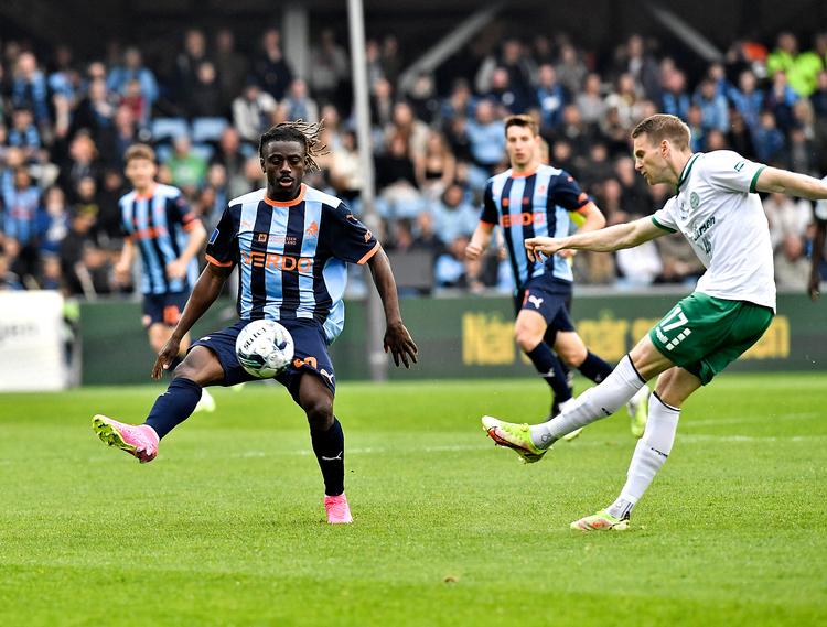 Randers' Stephen Odey og Viborgs Jakob Bondo i kamp om bolden.  Foto: Ernst van Norde/Ritzau Scanpix