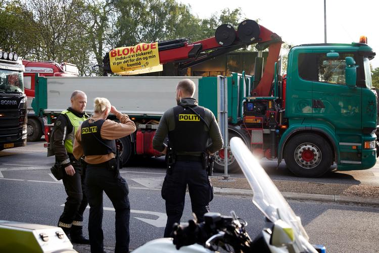 Politiet forventer, at der stadig vil være sporadiske blokader rundt om i landet i dag. Billedet er fra en blokade ved Hillerødmotorvejen i går. Foto: Jens Dresling