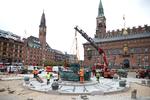 Klokken 9.28: Kanten på det nye fundament er stadig for snævert i forhold til det 100 år gamle bronzebassin. Foto: Jens Dresling