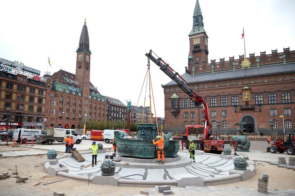 Klokken 9.28: Kanten på det nye fundament er stadig for snævert i forhold til det 100 år gamle bronzebassin. Foto: Jens Dresling