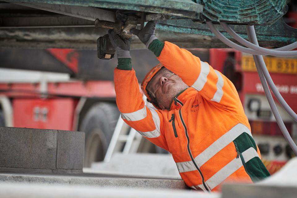 Klokken 9.17: Flere bolte forkortes med en vinkelsliber.   Foto: Jens Dresling