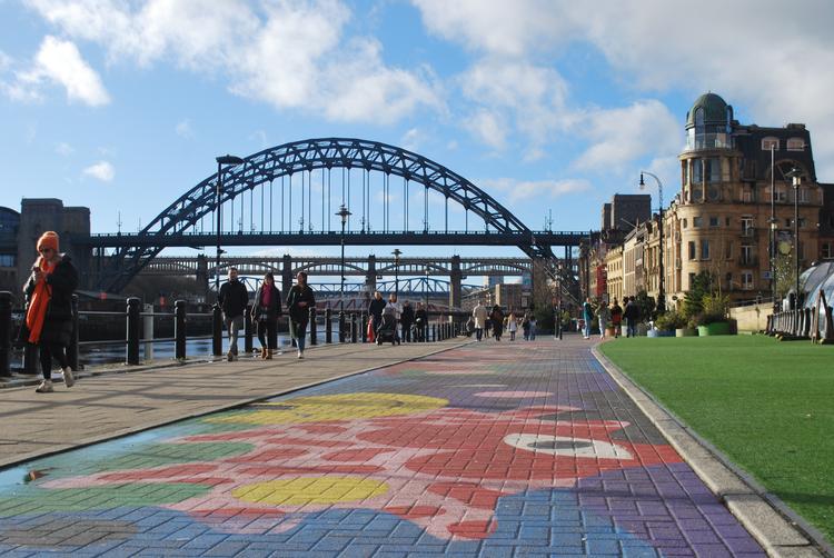 Langs den tidligere nordøstengelske kulmineby Newcastle upon Tynes Quayside er skibsværfter skiftet ud med cafeer og fortovskunst. Foto: Sara Asoka Paulsen