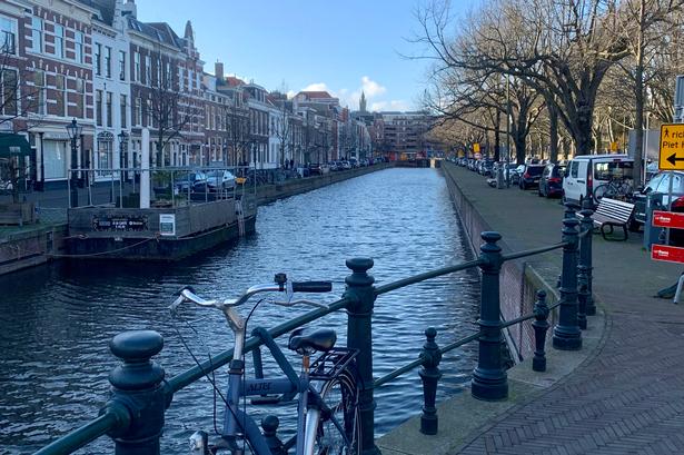 Kanaler og cykelkultur er hollandske kendemærker og findes i rigt mål også i Haag. Foto: Thomas Bech Sørensen-Hylle