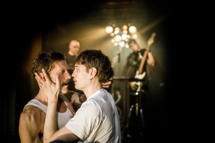 Johannes Lilleøre og Nicolai Duckert Perrild skiftes i 'HAM' til at spille hinandens fædre, der ikke kunne acceptere sønnernes homoseksualitet.  Foto: Pr-foto