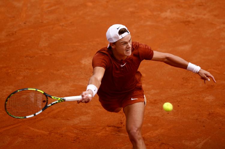Australske Alexei Popyrin havde en giftig forhånd, der flere gange tvang Holger Rune i yderpositioner i fjerde runde af ATP Masters 1000-turneringen i Rom. Efter tre timers tennis sejrede den unge dansker til sidst, og verdensranglistens nummer 1, Novak Djokovic, venter i kvartfinalen. Foto: Guglielmo Mangiapane/Ritzau Scanpix