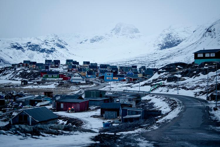 Kvanefjeld i Sydgrønland har et meget stort indhold af de kritiske mineraler, som i fremtiden vil være nødvendige for den grønne omstilling. Men de lokale beboere frygter, at en mine kan udsætte dem for radioaktiv bestråling. Foto: Valdemar Ren