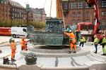 Klokken 7.55: Første forsøg på at placere bassinet i bronze på sit nye fundament. Det går ikke så godt. Foto: Jens Dresling