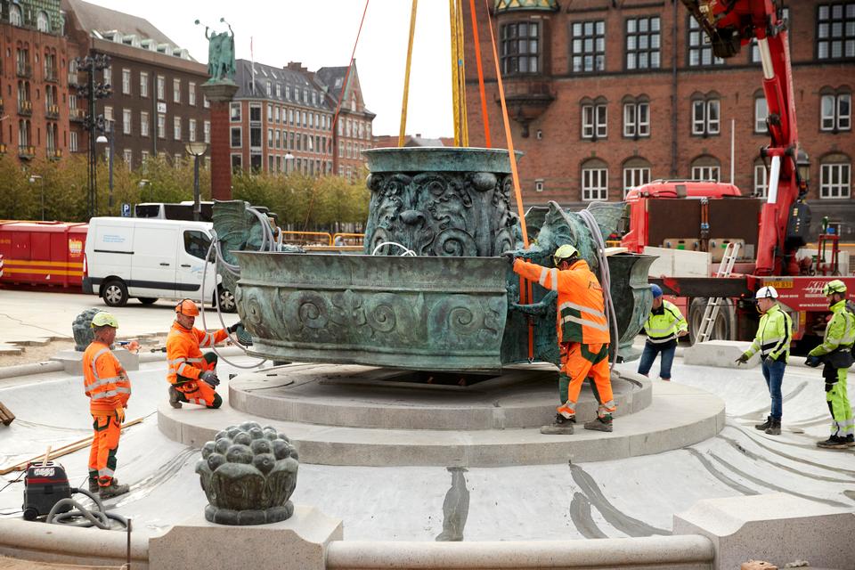 Klokken 7.55: Første forsøg på at placere bassinet i bronze på sit nye fundament. Det går ikke så godt. Foto: Jens Dresling