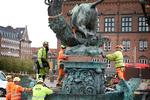 Klokken 14.40: Kranføreren i gult på kanten af bassinet til venstre har tålmodigt og med stor præcision løftet bassin ned og op flere gange i løbet af dagen. Foto: Jens Dresling