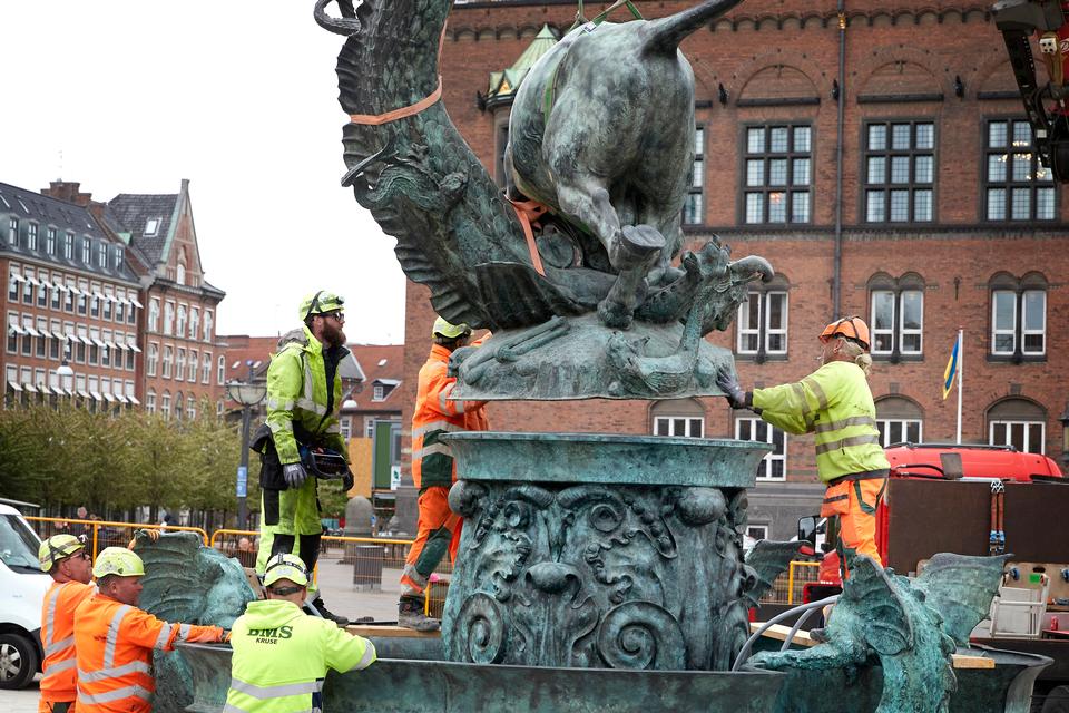 Klokken 14.40: Kranføreren i gult på kanten af bassinet til venstre har tålmodigt og med stor præcision løftet bassin ned og op flere gange i løbet af dagen. Foto: Jens Dresling
