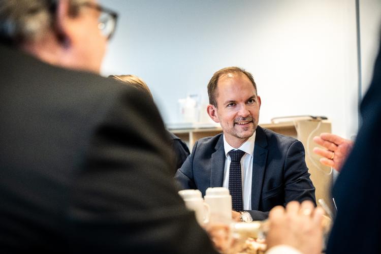 Skatteminister Jeppe Bruus (S) til mødet med organisationerne Dansk Erhverv, DTL, DI, ITD og transportministeren i Skatteministeriet efter lastbilblokader som protest mod regeringens ønske om at indføre en vejafgift i København tirsdag den 16. maj 2023.. Foto: Emil Nicolai Helms/Ritzau Scanpix