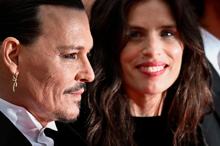 Johnny Depp og instruktøren Maïwenn på den røde løber ved premieren på 'Jeanne du Barry' i Cannes tirsdag. Foto: Loic Venance/Ritzau Scanpix