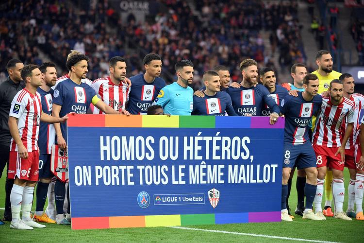 'Bøsser eller heteroer. Vi bærer alle den samme trøje', stod der på banneret før weekendens kampe i Frankrig.  Foto: Franck Fife/Ritzau Scanpix