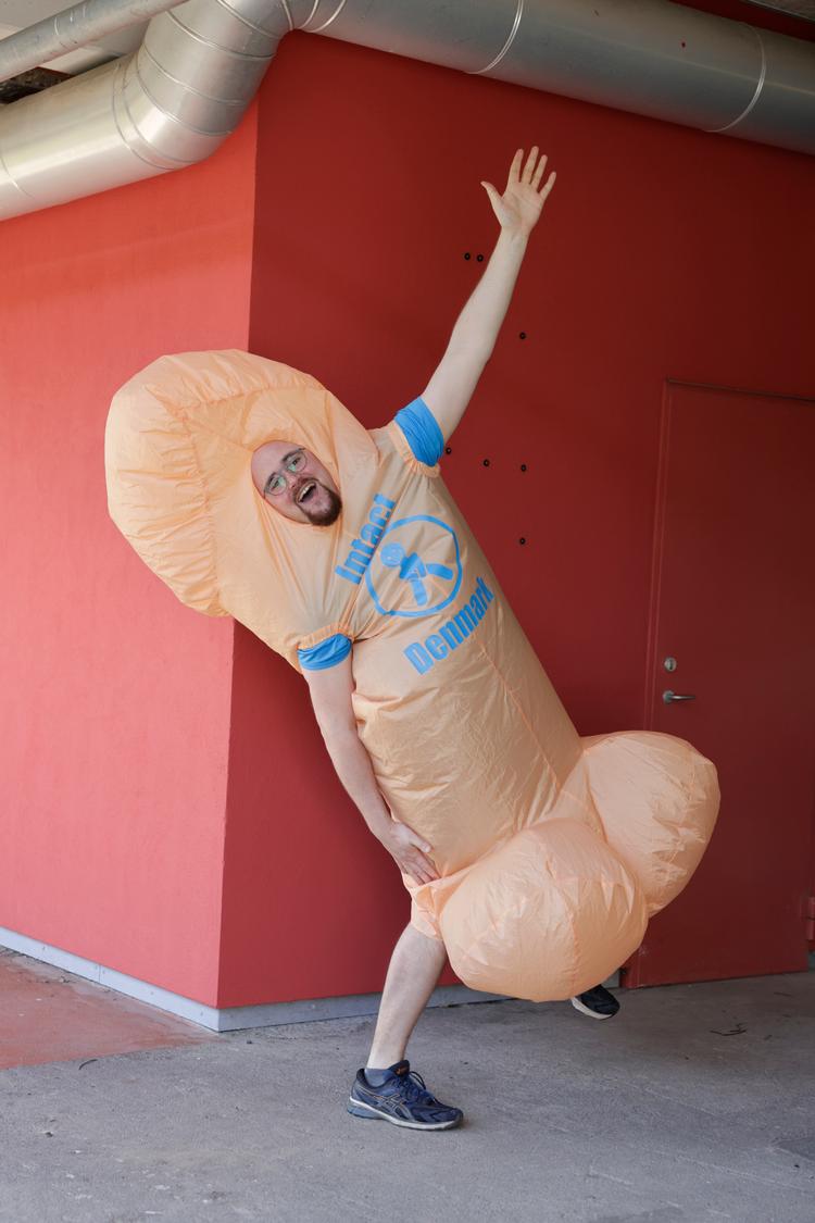 Nikolaj Diamant Knudsen tager igen i år på Folkemødet iført et peniskostume for at tale om omskæring. Foto: Miriam Dalsgaard