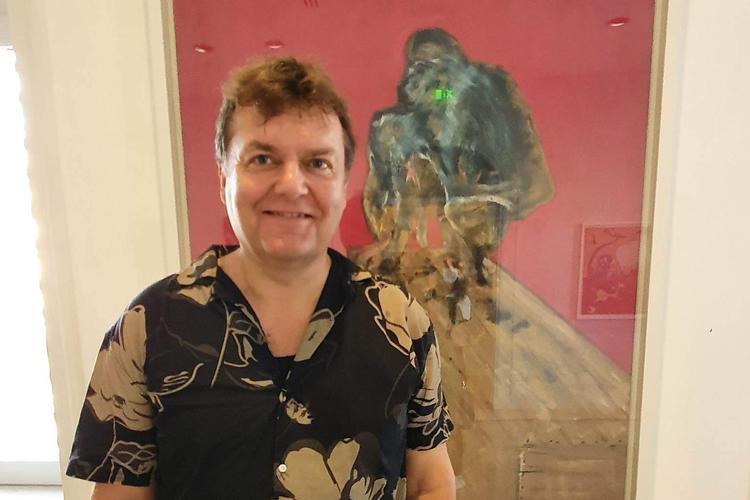 Jan Thielke foran Francis Bacons maleri af en chimpanse på Guggenheim-museet i Venedig i efteråret 2022.. Privatfoto. 