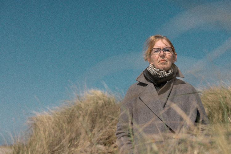 Kunstneren Elle-Mie Ejdrup Hansen var udsat for en sand shitstorm, da hun i 1995 lavede kunstinstallationen 'Fredsskulptur' langs Vestkysten. Hun modtog sågar dødstrusler.   Foto: Casper Dalhoff/Casper Dalhoff