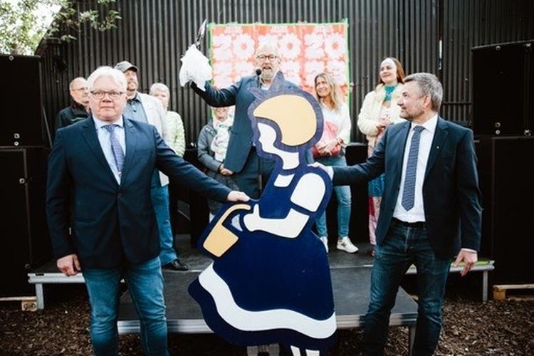 På billedet ses tidligere Irma-direktør Alfred Josefsen (midt) og en række tidligere Irma—ansatte, der tog imod prisen, som de dedikerede til Københavns Museum, der sammen med Nationalmuseet står for en større indsamling af Irma-genstande. Foto: Jonathan Damslund