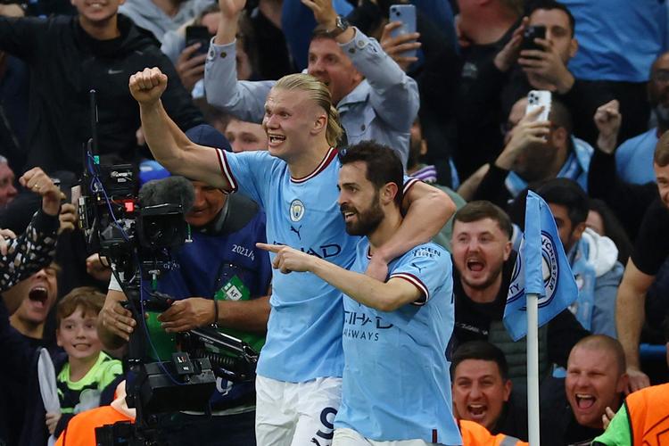 Manchester Citys Bernardo Silva scorede to mål. Her fejrer han det ene med Erling Braut Haaland, som for en gangs skyld ikke formåede at lave mål.  Foto: Molly Darlington/Ritzau Scanpix