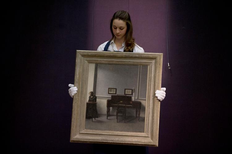 Hammershøis maleri 'Interiør med kvinde med klaver, Strandgade 30' var indtil i går rekordindehaveren for det dyreste danske maleri nogensinde. Men nu er det blevet overgået med hele 22 millioner kroner. Du kan se rekordindehaveren længere nede i artiklen.  Foto: Matt Dunham/Ritzau Scanpix