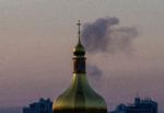 Røg stiger op over Kyiv efter et russisk luftangreb torsdag. Allerede tidligt fredag morgen lød luftalarmerne igen både over Kyiv og flere andre steder i Ukraine. Foto: Stringer/Ritzau Scanpix