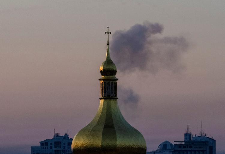 Røg stiger op over Kyiv efter et russisk luftangreb torsdag. Allerede tidligt fredag morgen lød luftalarmerne igen både over Kyiv og flere andre steder i Ukraine. Foto: Stringer/Ritzau Scanpix