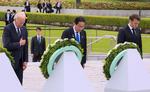 Fredag lagde G7-statslederne blomster til minde om ofrene for USAs atombombesprængning over Hiroshima i 1945. Lederne skal drøfte verdens mange konflikter frem til søndag. Foto: Ministry Of Foreign Affairs Of J/Ritzau Scanpix