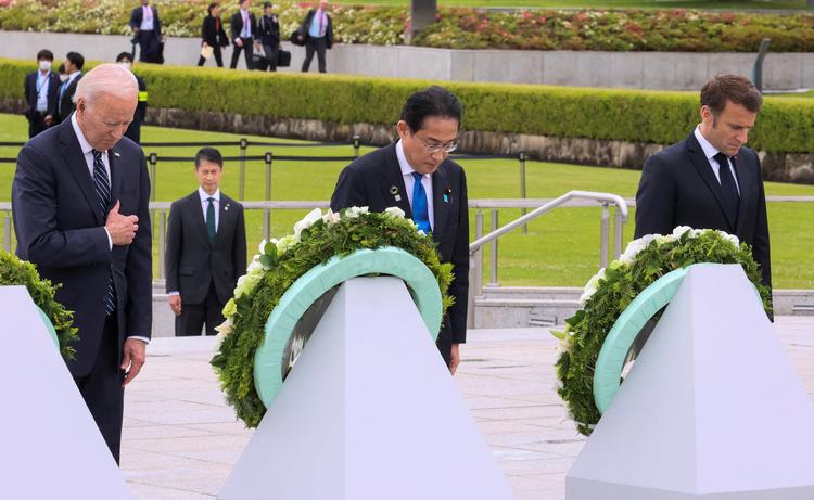 Fredag lagde G7-statslederne blomster til minde om ofrene for USAs atombombesprængning over Hiroshima i 1945. Lederne skal drøfte verdens mange konflikter frem til søndag. Foto: Ministry Of Foreign Affairs Of J/Ritzau Scanpix