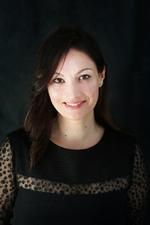 Ilaria Tuti (f. 1976) bor i Gemona del Friuli i Udine-provinsen i det nordøstlige Italien - det bjergrige område, som serien om Teresa Battaglia udspiller sig i.

 Foto: Beatrice Mancini