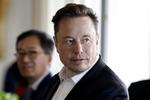 Forretningsmanden Elon Musk opkøbte i 2022 det sociale medie Twitter.  Både udenlandske og danske brugere amt annoncører flygter nu fra Twitter, blandt andet fordi antisemitiske og andre hadefulde ytringer breder sig mere og mere på mediet. Foto: Pool/Ritzau Scanpix