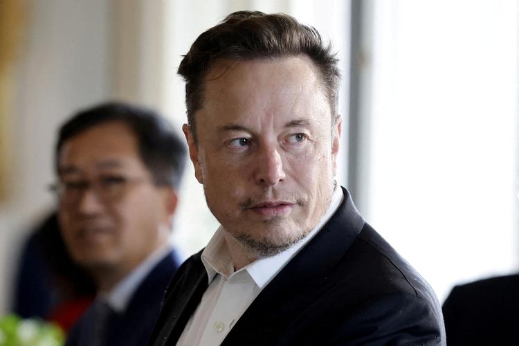Forretningsmanden Elon Musk opkøbte i 2022 det sociale medie Twitter.  Både udenlandske og danske brugere amt annoncører flygter nu fra Twitter, blandt andet fordi antisemitiske og andre hadefulde ytringer breder sig mere og mere på mediet. Foto: Pool/Ritzau Scanpix