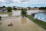     Residents use a boat to navigate through flood water after heavy rains hit Italy's Emilia Romagna region, in San Pancrazio near Ravenna, Italy, May 18, 2023. REUTERS/Antonio Denti   Foto: Antonio Denti/Ritzau Scanpix