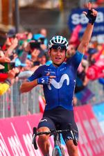 Ingen kunne følge Einer Augusto Rubio fra Colombia på den forkortede 13. etape af Giro d'Italia. Slet ikke hans følgesvende, der brugte energien på at diskutere sejren væk.  Foto: Luca Bettini/Ritzau Scanpix