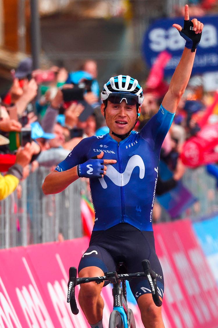 Ingen kunne følge Einer Augusto Rubio fra Colombia på den forkortede 13. etape af Giro d'Italia. Slet ikke hans følgesvende, der brugte energien på at diskutere sejren væk.  Foto: Luca Bettini/Ritzau Scanpix