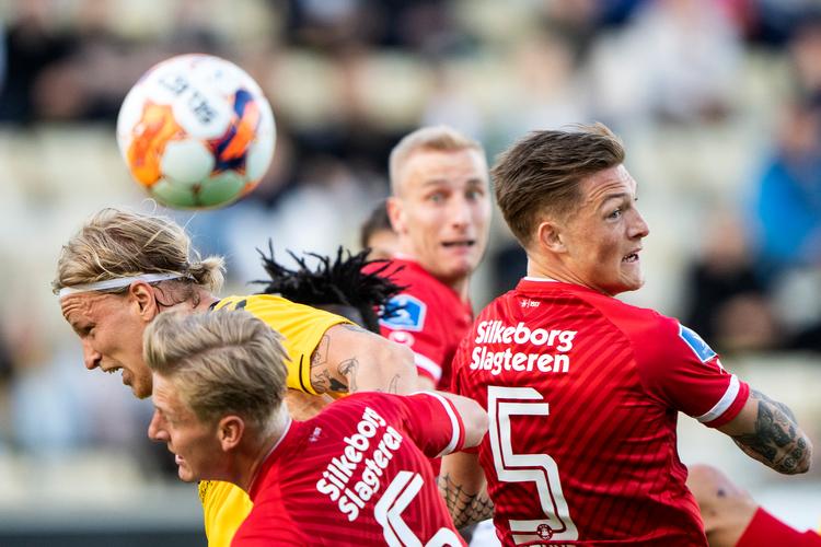 Silkeborgs Oliver Sonne i luften med AC Horsens Magnus Riisgaard Jensen under superligakampen mellem AC Horsens og Silkeborg IF i Horsens. Foto: Bo Amstrup/Ritzau Scanpix