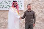 Ukraines præsident, Volodymyr Zelenskyj, hilser på Saudi-Arabiens leder, kronprins Mohammed bin Salman. Foto: Bandar Al-jaloud/Ritzau Scanpix