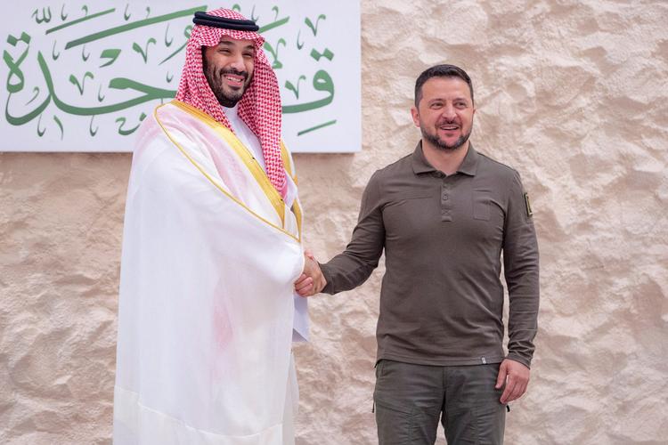 Ukraines præsident, Volodymyr Zelenskyj, hilser på Saudi-Arabiens leder, kronprins Mohammed bin Salman. Foto: Bandar Al-jaloud/Ritzau Scanpix