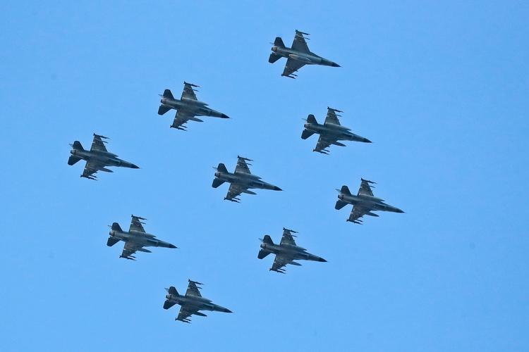 10 F-16 fly flyver over København i anledningen 40 årsdagen for, at flytypen kom til Danmark. Foto: Jens Dresling