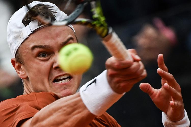 Det varede et godt stykke tid, men fra midten af andet sæt begyndte Holger Runes forhånd at fungere, og da han slap alle kræfter løs, havde norske Casper Ruud ingen chance for at komme igen i Rom-semifinalen. Foto: Filippo Monteforte/Ritzau Scanpix