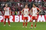 Thomas Müller (th.), Joshua Kimmich og Matthijs de Ligt (tv.) havde svært ved at finde en grimasse, der kunne passe, da RB Leipzig med sit tredje mål gjorde udsigten til endnu et tysk mesterskab til Bayern München noget mere dyster. Foto: Angelika Warmuth/Ritzau Scanpix