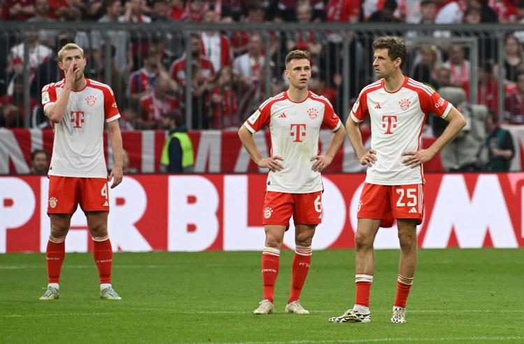 Thomas Müller (th.), Joshua Kimmich og Matthijs de Ligt (tv.) havde svært ved at finde en grimasse, der kunne passe, da RB Leipzig med sit tredje mål gjorde udsigten til endnu et tysk mesterskab til Bayern München noget mere dyster. Foto: Angelika Warmuth/Ritzau Scanpix