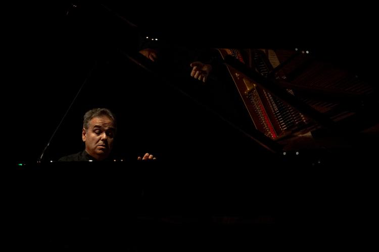 Lyset i Tivolis Koncertsal var slukket, mens Arcadi Volodos i buldermørke uden afbrydelser tog publikum på magiske musikalske rejser. Foto: Christian Falck Wolff
