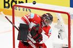 Danmarks målmand George Sørensen undgår pucken i kampen mod Sverige. Det blev en overlegen svensk sejr på 4-1. Foto: Emmi Korhonen/Ritzau Scanpix