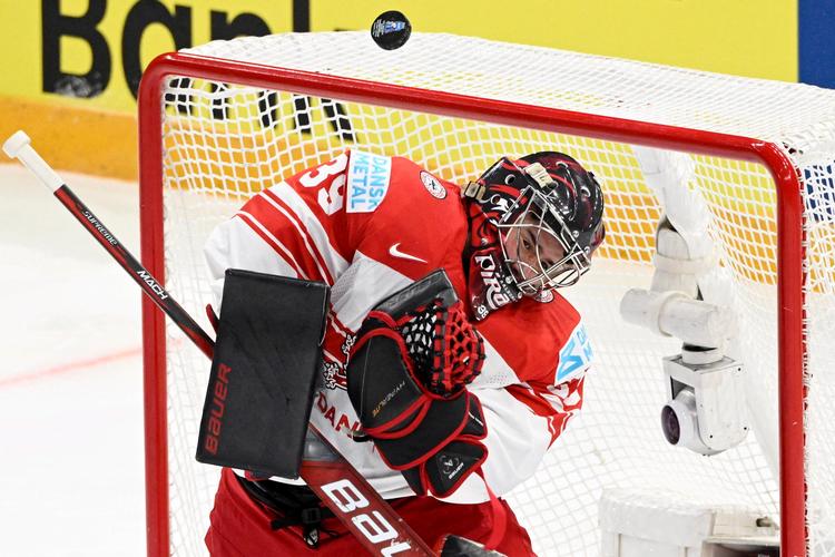 Danmarks målmand George Sørensen undgår pucken i kampen mod Sverige. Det blev en overlegen svensk sejr på 4-1. Foto: Emmi Korhonen/Ritzau Scanpix