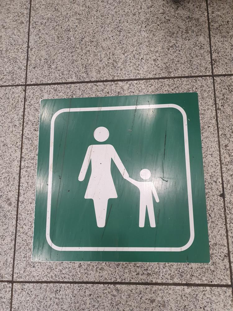 Piktogrammet er måske ikke helt up to date, erkendte en ansat i lufthavnen. Foto: Jakob Haff 