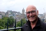 Gregg Wallace, der har været dommer på den britiske udgave af 'Masterchef' siden 2005, rejser i denne serie på weekendtur til bl.a. Venedig, Budapest, York og, her, Edinburgh for at smage på den lokale mad. Foto: Keshet
