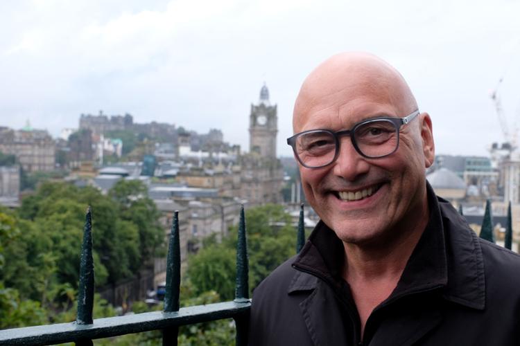 Gregg Wallace, der har været dommer på den britiske udgave af 'Masterchef' siden 2005, rejser i denne serie på weekendtur til bl.a. Venedig, Budapest, York og, her, Edinburgh for at smage på den lokale mad. Foto: Keshet