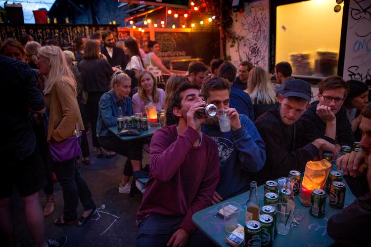 Det skal være slut med udeservering klokken 22 flere steder i København, lyder nyt forslag, der ventes vedtaget til efteråret. Foto: Jacob Ehrbahn