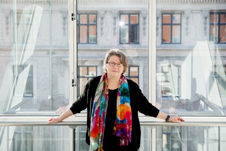 Direktør i VIVE, Lotte Jensen, fylder 60. Med sig har hun en klassisk universitetskarriere og har i sin forskning blandt andet haft fokus på finansministeriets rolle. Foto: Vive